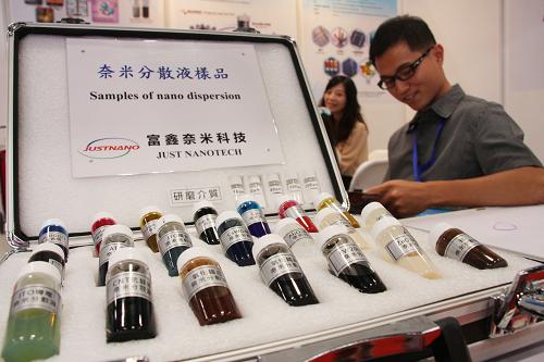 8月29日,工作人員在2012中國(北京)國際新材料工業(yè)技術(shù)展覽會上展示納米分散液樣品。新華社發(fā)(郭海鵬 攝)