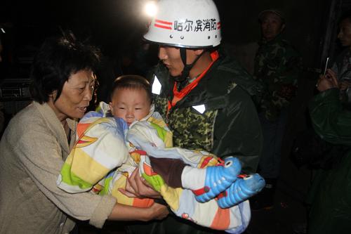 8月29日,哈爾濱消防官兵在營(yíng)救當(dāng)?shù)乇焕罕姟.?dāng)日,由于遭受暴雨襲擊,哈爾濱市香坊區(qū)紅星村近200戶房屋進(jìn)水,村中積水深處達(dá)3米,近百名居民被困。13時(shí)40分,哈爾濱30余名消防官兵使用水路兩棲車(chē)和沖鋒舟分成兩個(gè)救援小組趕赴紅星村參與營(yíng)救。截至當(dāng)晚21時(shí)被困群眾全部被救出。新華社發(fā)(肖勁彪 攝)