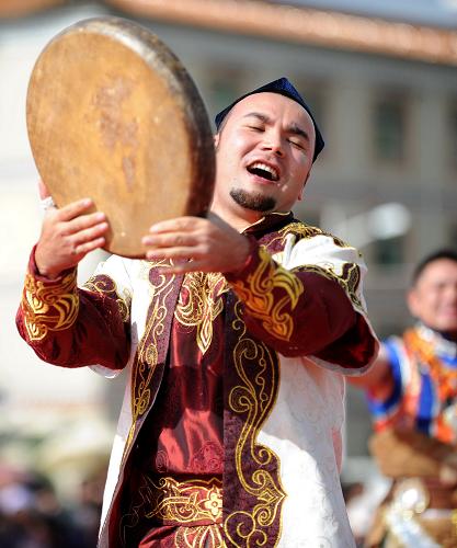 8月30日,中央民族歌舞團(tuán)五色風(fēng)樂隊(duì)的樂手在表演樂曲《天邊》。新華社記者 高健鈞 攝