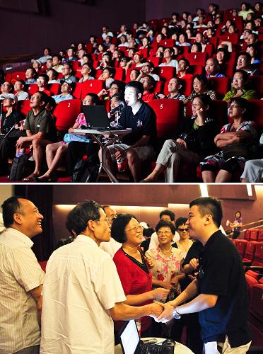 上圖:8月30日,上海廣播電臺(tái)播音員張?jiān)纾ㄇ坝胰┰趪╇娪霸好と穗娪皩?chǎng)為盲人觀眾講解電影《機(jī)械師》;下圖:8月30日,盲人觀眾在散場(chǎng)后和現(xiàn)場(chǎng)講解員張?jiān)纾ㄓ乙唬┪帐种轮x。(拼版圖片) 新華社發(fā)(鈕一新 攝)