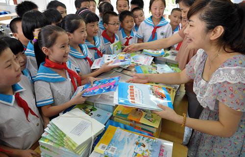 8月31日,合肥市瑤海區(qū)長淮新村小學的學生在領(lǐng)取新課本。新華社記者 郭晨 攝