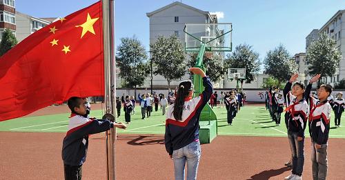 9月3日,內(nèi)蒙古包頭市特殊教育學(xué)校的聾啞學(xué)生在舉行開學(xué)升旗儀式。當(dāng)日,內(nèi)蒙古各地的城鎮(zhèn)、鄉(xiāng)村和牧區(qū)的中小學(xué)以及各類特殊教育學(xué)校全部開學(xué)。據(jù)悉,2012年內(nèi)蒙古中小學(xué)入學(xué)率達(dá)到100%,財政教育投入超過50億元。“十一五”期間,內(nèi)蒙古各級財政累計投入教育經(jīng)費(fèi)1040億元,年均增長33%,增幅位于全國各省區(qū)市前列。新華社記者 趙婷婷 攝