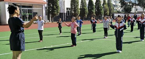 9月3日,內(nèi)蒙古包頭市特殊教育學(xué)校的聾啞學(xué)生在老師指揮下用手語唱國歌。新華社記者 趙婷婷 攝
