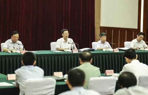 7月5日至8日,中共中央政治局常委、國務院副總理張高麗在四川調研。這是7月7日,張高麗在成都召開會議傳達中央的精神和總書記的重要講話,部署蘆山地震災后恢復重建的工作。新華社記者 丁林 攝