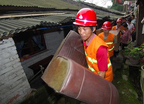 6月24日,搶險(xiǎn)隊(duì)員正在轉(zhuǎn)移“被淹”居民的財(cái)產(chǎn)。當(dāng)日,重慶市渝中區(qū)舉行重點(diǎn)防汛區(qū)域大規(guī)模防洪演練,200名當(dāng)?shù)鼐用窈褪姓岆U(xiǎn)隊(duì)員參加了此次防洪演練,對撤離、救援、救護(hù)和圍堵工作進(jìn)行了重點(diǎn)演練。新華社記者 陳誠 攝