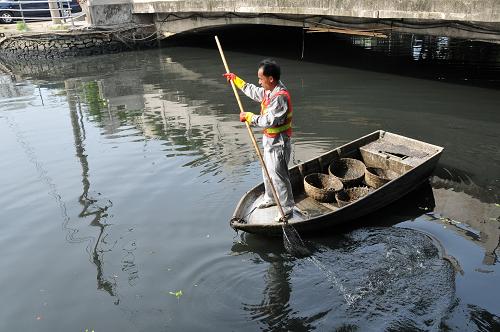 傾倒完一船垃圾后,環(huán)衛(wèi)工人再次撐船出發(fā),他告訴記者,一上午他能打撈兩船垃圾(6月1日攝)。記者調(diào)查發(fā)現(xiàn),由于地下管網(wǎng)建設(shè)滯后,相關(guān)部門監(jiān)管不力等原因,造成海口市區(qū)水環(huán)境被嚴(yán)重污染,全市已經(jīng)找不到一條干凈的河流、湖泊,排洪溝成了排污溝,曾經(jīng)碧波蕩漾的河流、湖泊如今均惡臭熏天,污水肆無(wú)忌憚地流入大海,以致海口近海海域生態(tài)惡化。新華社記者 趙葉蘋 攝