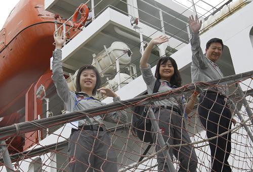 6月24日,參加第四次北極科學考察任務的科考隊員正向送行的親友道別。6月25日,我國極地科學考察船“雪龍”號將從上海出發(fā)前往廈門,并在廈門做短暫停留后前往北極,執(zhí)行中國第四次北極科學考察任務。這次考察從7月1號正式開始,9月23日結(jié)束,全程85天。航程和考察時間都將打破以往3次北極科考的紀錄。新華社記者 裴鑫 攝