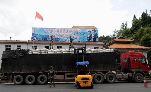 云南木康公安邊防檢查站的官兵在檢查一輛貨車是否藏有違禁物品(6月24日攝)。木康公安邊防檢查站位于中緬邊境的云南省德宏傣族景頗族自治州,建于1978年。由于德宏毗鄰“金三角”地區(qū),毒品犯罪活動猖獗。木康檢查站的官兵常年在此戍邊守卡,不懼艱險投身禁毒事業(yè),與販毒分子斗智斗勇,生死較量。木康站的官兵每天檢查過往車輛2000余輛,平均每個官兵每天要搬動3噸貨物。32年來,木康站官兵共查緝各類毒品數(shù)十噸,平均每年查緝毒品達(dá)1噸以上。2001年,國務(wù)院、中央軍委授予木康站“緝毒先鋒站”榮譽(yù)稱號。新華社記者 藺以光 攝