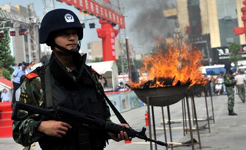 6月26日,武警寧夏總隊(duì)吳忠市支隊(duì)一名戰(zhàn)士在焚燒毒品現(xiàn)場(chǎng)執(zhí)行警戒任務(wù)。當(dāng)日,寧夏公安禁毒部門在吳忠市舉行焚燒毒品現(xiàn)場(chǎng)大會(huì),當(dāng)眾焚燒毒品70公斤。據(jù)了解,今年1至5月份,寧夏全區(qū)共破獲各類毒品刑事案件123起,抓獲涉毒犯罪嫌疑人225人,破獲毒品治安案件1447起,有效打擊了販毒分子的囂張氣焰。新華社記者 劉泉龍 攝