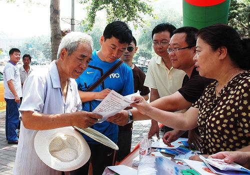 6月26日,宣傳人員正向長(zhǎng)春市民分發(fā)禁毒宣傳材料。當(dāng)日是國(guó)際禁毒日,吉林長(zhǎng)春市公安局在長(zhǎng)春人民廣場(chǎng)和各主要街道舉行禁毒集中宣傳活動(dòng)。新華社發(fā)(肖瀟 攝)