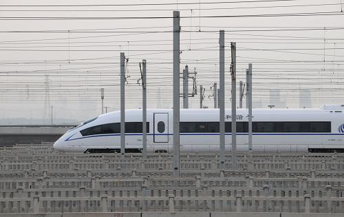 6月26日,武廣高鐵在正常運營中。全長1068.6公里的武廣高鐵客運新干線,是世界上一次性建設(shè)里程最長、運營速度最快的鐵路。據(jù)武漢鐵路部門介紹,武廣高鐵于2009年12月26日正式開通運營。截至今年6月25日,運營半年的武廣高鐵已經(jīng)安全開行時速350公里的“和諧號”動車組11608列,累計發(fā)送旅客898萬人次,上座率達87.6%,正點率達99.3%。新華社記者 熊金超 攝
