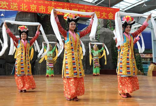 7月6日晚,西藏堆龍德慶縣遠(yuǎn)大農(nóng)民工藝術(shù)團(tuán)演員表演朗瑪《吉祥古韻》,以此歡送第五批北京援藏干部。當(dāng)日,西藏堆龍德慶縣干部群眾捧著潔白的哈達(dá)前來歡送第五批北京援藏干部,感謝他們?nèi)陙頌槲鞑亟?jīng)濟(jì)社會(huì)發(fā)展和人民生活水平的提高所作出的奉獻(xiàn)。新華社記者 索朗羅布 攝