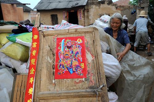 7月7日,淅川縣大石橋鄉(xiāng)東灣村72歲的劉喜歡老人在院子里收拾要搬運的物品。當日,河南省淅川縣大石橋鄉(xiāng)東灣村188戶850多名村民根據(jù)政府部門的統(tǒng)一安排,集體乘車前往外地的移民點。據(jù)介紹,地處南水北調(diào)中線工程丹江口庫區(qū)的河南省淅川縣移民達16.2萬人,是繼三峽工程后最大的移民遷居工程。目前,淅川縣大規(guī)模移民工作已全面展開。新華社記者 朱祥 攝