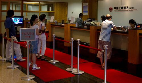 7月6日,顧客在中國(guó)工商銀行(加拿大)有限公司位于大多倫多地區(qū)的列治文山市總行營(yíng)業(yè)廳內(nèi)辦理業(yè)務(wù)。當(dāng)日,中國(guó)工商銀行在多倫多舉行新聞發(fā)布會(huì),宣布將其控股的加拿大東亞銀行正式更名為中國(guó)工商銀行(加拿大)有限公司。 新華社發(fā)(鄒崢 攝)