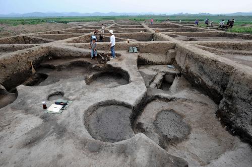 7月7日,工作人員在全崗聚落大型遺址現(xiàn)場(chǎng)發(fā)掘。近日,考古工作者在位于南水北調(diào)中線工程源頭淹沒(méi)區(qū),河南省淅川縣盛灣鎮(zhèn)發(fā)現(xiàn)全崗聚落大型遺址。目前,已出土一批銅器、玉器、骨器、陶器等文物。目前發(fā)掘工作仍在進(jìn)行中。新華社記者 朱祥 攝