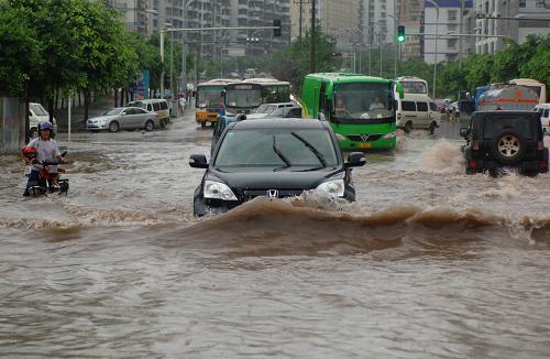 7月9日,重慶市江北區(qū)公路嚴(yán)重積水,造成交通大面積堵塞。當(dāng)日,入汛以來(lái)最強(qiáng)降雨開(kāi)始襲擊重慶主城區(qū),隨著降雨來(lái)襲,重慶天空瞬時(shí)暗淡下來(lái)。重慶市氣象臺(tái)已發(fā)布暴雨三級(jí)應(yīng)急響應(yīng)。新華社記者 陳誠(chéng) 攝