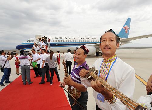 7月9日,旅客走下飛機(jī),受到當(dāng)?shù)厝说臒崆闅g迎。當(dāng)日,隨著南航一架飛機(jī)降落于吐魯番機(jī)場,標(biāo)志著國家民航局、新疆“十一五”規(guī)劃重點(diǎn)機(jī)場建設(shè)項(xiàng)目——吐魯番機(jī)場正式通航??偼顿Y4.3億元的吐魯番機(jī)場是目前我國最大的支線機(jī)場。這個機(jī)場通航后預(yù)計(jì)可實(shí)現(xiàn)旅客年吞吐量40萬人次、貨運(yùn)吞吐量1300噸、飛機(jī)起降5831架次。吐魯番機(jī)場位于吐魯番市西北,距市區(qū)約10公里。通航后主要為吐魯番地區(qū)旅游、公務(wù)和商務(wù)活動的旅客服務(wù),兼為烏魯木齊國際機(jī)場提供備降使用。新華社記者 趙戈 攝