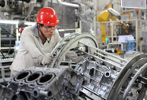 這是一汽豐田(長春)發(fā)動機(jī)有限公司鑄造車間工人在生產(chǎn)發(fā)動機(jī)缸體(7月9日攝)。該公司總投資15億人民幣,年產(chǎn)13萬臺發(fā)動機(jī)。今年前5個月,吉林省規(guī)模以上工業(yè)實(shí)現(xiàn)增加值1452.3億元,同比增長26%,其中交通運(yùn)輸設(shè)備制造業(yè)拉動作用明顯。1至5月,吉林省汽車?yán)塾?jì)產(chǎn)銷均超65萬輛,同比增長55%以上,帶動交通運(yùn)輸設(shè)備制造業(yè)同比增長44%,拉動全省工業(yè)經(jīng)濟(jì)增長12.5%。新華社記者 蔣林 攝