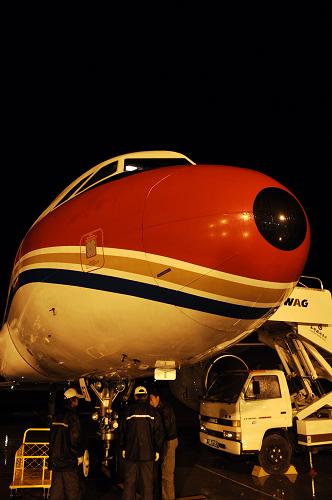 7月8日晚,完成夜間飛行的飛機(jī)停靠在青海玉樹巴塘機(jī)場(chǎng)。當(dāng)晚,青海玉樹巴塘機(jī)場(chǎng)完成首次夜間飛行,標(biāo)志著玉樹大地震發(fā)生后第一個(gè)立項(xiàng)、第一個(gè)開工、第一個(gè)竣工、第一個(gè)投入使用的災(zāi)后重建重點(diǎn)工程——玉樹機(jī)場(chǎng)抗震救災(zāi)應(yīng)急工程建設(shè)圓滿完成并通過國(guó)家驗(yàn)收、交付使用。據(jù)了解,玉樹機(jī)場(chǎng)抗震救災(zāi)應(yīng)急工程包括跑道燈光系統(tǒng)、擴(kuò)建18618平方米站坪、新建一條224米垂直聯(lián)絡(luò)道等多項(xiàng)工程。新華社記者 張宏祥 攝