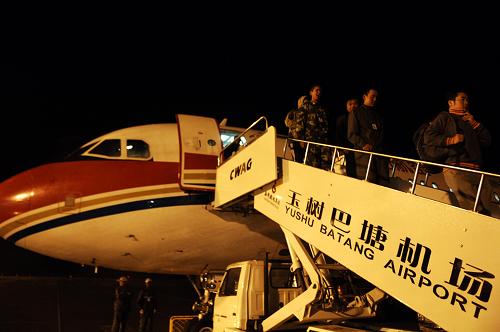 7月8日晚,完成夜間飛行的飛機(jī)降落在青海玉樹巴塘機(jī)場(chǎng),幾名乘客走出客艙。當(dāng)晚,青海玉樹巴塘機(jī)場(chǎng)完成首次夜間飛行,標(biāo)志著玉樹大地震發(fā)生后第一個(gè)立項(xiàng)、第一個(gè)開工、第一個(gè)竣工、第一個(gè)投入使用的災(zāi)后重建重點(diǎn)工程——玉樹機(jī)場(chǎng)抗震救災(zāi)應(yīng)急工程建設(shè)圓滿完成并通過國(guó)家驗(yàn)收、交付使用。據(jù)了解,玉樹機(jī)場(chǎng)抗震救災(zāi)應(yīng)急工程包括跑道燈光系統(tǒng)、擴(kuò)建18618平方米站坪、新建一條224米垂直聯(lián)絡(luò)道等多項(xiàng)工程。新華社記者 張宏祥 攝