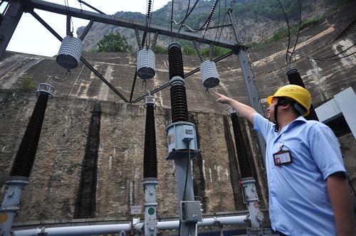 7月9日,在貴州洪家渡水電站內(nèi),工作人員正在查看設(shè)備。2000年11月8日,隨著烏江上游洪家渡水電站工程一聲炮響,西部大開發(fā)標(biāo)志性工程“西電東送”工程正式開工,這也標(biāo)志著西部大開發(fā)戰(zhàn)略的實(shí)施正式拉開序幕。2000年,貴州電網(wǎng)統(tǒng)調(diào)裝機(jī)容量僅500萬千瓦;2004年,貴州電網(wǎng)統(tǒng)調(diào)裝機(jī)容量就突破了1000萬千瓦大關(guān);2007年底,這一數(shù)字已變成2004.5萬千瓦。截至2009年11月底,扣除近年來貴州已關(guān)停的上百萬千瓦的小火電機(jī)組,貴州電網(wǎng)統(tǒng)調(diào)裝機(jī)容量仍達(dá)2540萬千瓦。新華社記者 歐東衢 攝