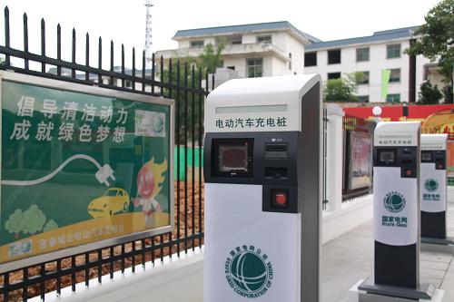 7月9日拍攝的宜春城北電動汽車充電站內(nèi)的充電樁。當日,江西首座電動汽車充電站——宜春城北電動汽車充電站正式竣工投運。該充電站投資約1100萬元,分兩期建設,已完工投運的一期配置8臺電動汽車充電樁。據(jù)了解,江西宜春是國家鋰電新能源高新技術產(chǎn)業(yè)基地,當?shù)劁囯娦履茉串a(chǎn)業(yè)的迅猛發(fā)展,為電動汽車的推廣應用提供了良好基礎。新華社發(fā)(鄒海斌 攝)