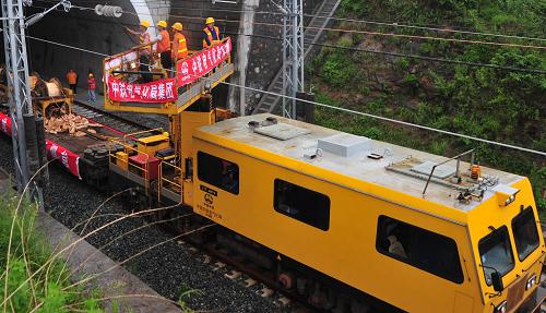 7月11日,中鐵電氣化局的建設(shè)者在宜萬(wàn)鐵路上冒雨進(jìn)行電氣化接觸網(wǎng)架設(shè)。目前,宜(昌)萬(wàn)(州)鐵路開(kāi)始大規(guī)模架線,接觸網(wǎng)架設(shè)已進(jìn)入恩施州境內(nèi),預(yù)計(jì)今年9月全線架通。宜萬(wàn)鐵路東起湖北省宜昌市,西達(dá)重慶市萬(wàn)州區(qū),全長(zhǎng)377公里,是沿長(zhǎng)江鐵路大通道和滬漢蓉鐵路快速通道的重要組成部分。新華社發(fā)(楊順丕 攝)