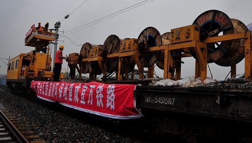 7月11日,中鐵電氣化局的建設(shè)者在宜萬(wàn)鐵路的控制性工程——宜昌長(zhǎng)江大橋上冒雨進(jìn)行電氣化接觸網(wǎng)架設(shè)。目前,宜(昌)萬(wàn)(州)鐵路開(kāi)始大規(guī)模架線,接觸網(wǎng)架設(shè)已進(jìn)入恩施州境內(nèi),預(yù)計(jì)今年9月全線架通。宜萬(wàn)鐵路東起湖北省宜昌市,西達(dá)重慶市萬(wàn)州區(qū),全長(zhǎng)377公里,是沿長(zhǎng)江鐵路大通道和滬漢蓉鐵路快速通道的重要組成部分。新華社發(fā)(楊順丕 攝)