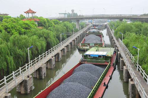 7月13日,船只排隊(duì)通過長(zhǎng)江裕溪閘。長(zhǎng)江流域連日以來的暴雨導(dǎo)致安徽巢湖市內(nèi)河與長(zhǎng)江的水位落差達(dá)到2米,500余艘船只滯留在長(zhǎng)江裕溪閘。目前,巢湖海事工作人員正通過合理調(diào)度、加強(qiáng)疏導(dǎo)等措施,保證每天約40艘船只順利過閘,滯留情況正在逐步緩解。新華社記者 許逆之 攝