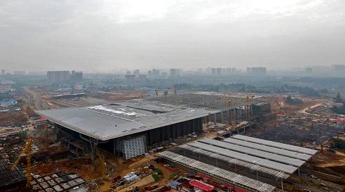 成都東客站建設(shè)工地鳥(niǎo)瞰(7月13日攝)。成都東客站位于成都市成華區(qū),占地總面積1075畝,設(shè)計(jì)日均旅客發(fā)送量可達(dá)20萬(wàn)人,作為西部規(guī)模最大的客運(yùn)綜合交通樞紐,建成通車后它將極大提升成都的城際交通能力。該工程預(yù)計(jì)將于今年12月完工。新華社記者 李橋橋 攝