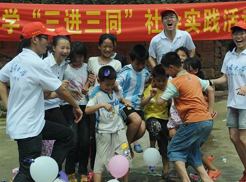 7月14日,大學生志愿者正在與重慶市北碚區(qū)三圣鎮(zhèn)石壩村的留守兒童一起做游戲。今年暑期,連續(xù)多年被評為全國暑期社會實踐先進單位的西南大學積極創(chuàng)新大學生社會實踐活動形式,在全校學生中開展進基層、進村子、進農戶,與農民群眾同吃、同住、同勞動的“三進三同”暑期社會實踐活動,眾多大學生深入基層一線,開展支教、支農、農村留守兒童成長關愛服務。新華社記者 周衡義 攝