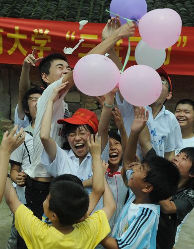 7月14日,大學生志愿者正在重慶市北碚區(qū)三圣鎮(zhèn)石壩村為農村留守兒童做“快樂成長”主題團體心理輔導。今年暑期,連續(xù)多年被評為全國暑期社會實踐先進單位的西南大學積極創(chuàng)新大學生社會實踐活動形式,在全校學生中開展進基層、進村子、進農戶,與農民群眾同吃、同住、同勞動的“三進三同”暑期社會實踐活動,眾多大學生深入基層一線,開展支教、支農、農村留守兒童成長關愛服務。新華社記者 周衡義 攝