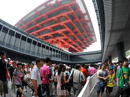 7月14日,游客排隊(duì)參觀中國(guó)省區(qū)市聯(lián)合館。 據(jù)上海世博會(huì)官網(wǎng)統(tǒng)計(jì),截至當(dāng)日15時(shí),世博園累計(jì)參觀人數(shù)已達(dá)2706.26萬(wàn)。 新華社記者 燕雁 攝