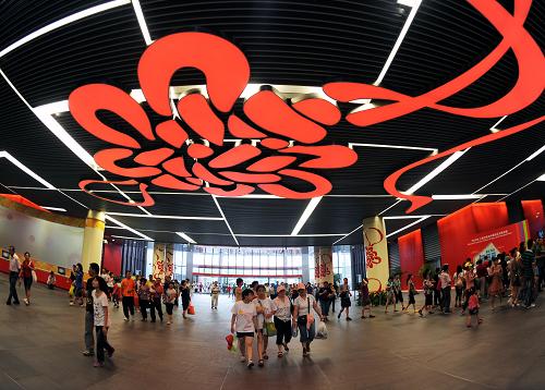 7月14日,游客參觀中國(guó)省區(qū)市聯(lián)合館。 據(jù)上海世博會(huì)官網(wǎng)統(tǒng)計(jì),截至當(dāng)日15時(shí),世博園累計(jì)參觀人數(shù)已達(dá)2706.26萬(wàn)。 新華社記者 燕雁 攝