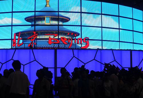 7月14日,游客參觀中國(guó)省區(qū)市聯(lián)合館北京館。 據(jù)上海世博會(huì)官網(wǎng)統(tǒng)計(jì),截至當(dāng)日15時(shí),世博園累計(jì)參觀人數(shù)已達(dá)2706.26萬(wàn)。 新華社記者 燕雁 攝