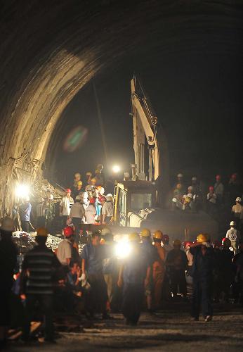 7月15日,救援人員在挖掘救援通道。記者15日上午從廣西賓陽新建南黎鐵路那適2號(hào)隧道塌方事故現(xiàn)場了解到,根據(jù)專家分析和有關(guān)設(shè)備探測的情況,目前坍體內(nèi)不排除有生命跡象的可能,救援人員正在確保安全的情況下,加快施救進(jìn)度。11日15時(shí)56分,新建南黎鐵路那適2號(hào)隧道NGDK698+382仰拱前方發(fā)生坍塌,10名工人被困。正當(dāng)救援工作進(jìn)展順利的時(shí)候,14日上午,發(fā)生事故的2號(hào)隧道再次發(fā)生兩次塌方。新華社記者 黃孝邦 攝