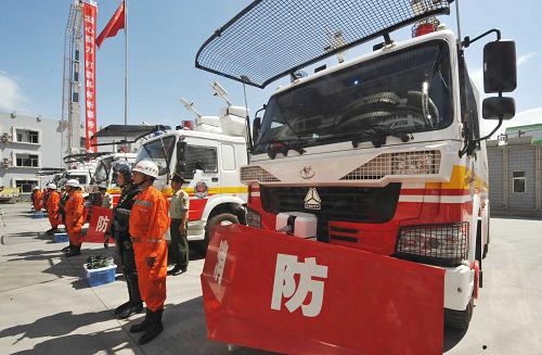 7月15日,消防官兵在特種防暴消防車發(fā)放儀式上。當(dāng)日,新疆公安消防總隊為烏魯木齊、伊犁、喀什等五個地州配發(fā)五輛特種防暴消防車。這些特種車輛除具備原有的消防功能外,還特別增強了處突防暴等功能。據(jù)悉,此前新疆公安消防總隊已為基層配備了4輛類似車輛。這些車輛的配發(fā)將極大提升基層官兵快速處置各類突發(fā)事件的實戰(zhàn)能力。新華社記者 趙戈 攝
