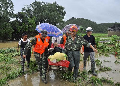 消防官兵正在緊急救援被困群眾(7月14日攝)。7月13日晚至14日,江西都昌縣出現(xiàn)罕見(jiàn)大暴雨,局部地區(qū)降水達(dá)200毫米以上。14日凌晨,在都昌縣大港鎮(zhèn)通浦、周上和劉皇3個(gè)村莊,山洪同時(shí)暴發(fā)。九江消防部隊(duì)隨即出動(dòng)150名官兵,5艘沖鋒艇,3臺(tái)搶險(xiǎn)救援車緊急趕赴現(xiàn)場(chǎng)。經(jīng)過(guò)6個(gè)小時(shí)奮力救援,消防官兵成功解救被山洪圍困群眾1300余人。新華社發(fā)(劉德生 攝)