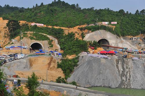 這是7月16日拍攝的新建南黎鐵路那適1號(右)、2號隧道。當(dāng)日,廣西賓陽隧道塌方事故進(jìn)入第六天,從1號隧道通往塌方的2號隧道的橫向救援通道有望今日打通。11日15時(shí)56分,新建南黎鐵路那適2號隧道NGDK698+382仰拱前方發(fā)生坍塌,10名工人被困。 事故發(fā)生后,有關(guān)部門迅速組織力量開展搶險(xiǎn)救援工作,并確定了橫向、縱向和垂直方向的三套救援方案。正當(dāng)救援工作逐步展開的時(shí)候,14日上午,發(fā)生事故的2號隧道再次發(fā)生兩次塌方,使救援工作受阻。新華社記者 黃孝邦 攝