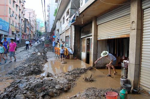 7月19日,嵐皋縣新街居民在雨后清理積水。記者19日早上從陜西省人民政府獲悉,18日22時(shí)30分許,陜西嵐皋縣四季鄉(xiāng)木竹村發(fā)生山體滑坡,致使9戶房屋被掩埋,20人下落不明。據(jù)記者了解,18日晚上起,陜西南部山區(qū)嵐皋縣境內(nèi)因持續(xù)強(qiáng)降雨引發(fā)多處滑坡及泥石流災(zāi)害,四季鄉(xiāng)木竹村的山體滑坡僅是其中一起。嵐皋縣防汛部門稱,目前當(dāng)?shù)卣谌M織搜救,具體受災(zāi)情況尚在統(tǒng)計(jì)中。新華社發(fā)(蘇云 攝)