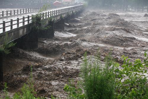 7月24日,受降雨影響,洛陽市嵩縣境內(nèi)伊河水位暴漲,舊縣鄉(xiāng)大橋下洪水波濤洶涌。 7月23日8時(shí)至24日15時(shí),河南豫西山區(qū)西峽、淅川、盧氏、欒川、洛寧等縣部分地區(qū)降暴雨、特大暴雨。部分地區(qū)通訊中斷。欒川縣因?yàn)?zāi)死亡4人,失蹤2人。目前,當(dāng)?shù)馗骷?jí)政府已組織開展搶險(xiǎn)救災(zāi)和生產(chǎn)自救。新華社發(fā)(張曉理 攝)