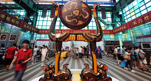 7月19日,在上海世博園寶鋼大舞臺舉行的湖北非物質(zhì)文化遺產(chǎn)項(xiàng)目展示吸引了眾多游客。新華社記者 侯德強(qiáng) 攝