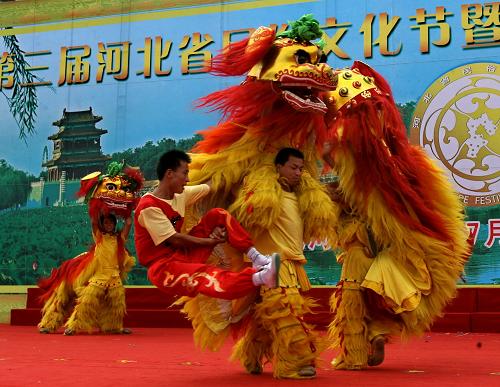 7月27日,來(lái)自河北滄州的民間藝人在民俗文化節(jié)上表演舞獅。當(dāng)日,第三屆河北省民俗文化節(jié)在秦皇島南戴河拉開(kāi)帷幕。在為期一周的文化節(jié)期間,近200名河北民間藝人將集中展演滄州舞獅、井陘拉花、河北邦子等民俗表演,讓游客領(lǐng)略非物質(zhì)文化遺產(chǎn)的魅力。新華社發(fā)(劉學(xué)忠 攝)