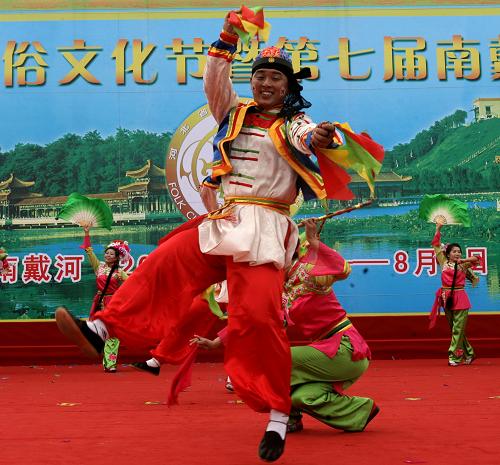 7月27日,來(lái)自河北井陘的民間藝人在民俗文化節(jié)上表演國(guó)家級(jí)非物質(zhì)文化遺產(chǎn)——井陘拉花。當(dāng)日,第三屆河北省民俗文化節(jié)在秦皇島南戴河拉開(kāi)帷幕。在為期一周的文化節(jié)期間,近200名河北民間藝人將集中展演滄州舞獅、井陘拉花、河北邦子等民俗表演,讓游客領(lǐng)略非物質(zhì)文化遺產(chǎn)的魅力。新華社發(fā)(劉學(xué)忠 攝)