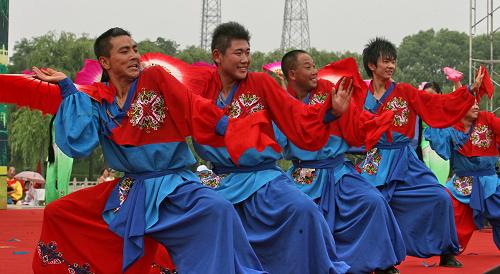 7月27日,來(lái)自河北昌黎縣的民間藝人在民俗文化節(jié)上表演國(guó)家級(jí)非物質(zhì)文化遺產(chǎn)——昌黎地秧歌。當(dāng)日,第三屆河北省民俗文化節(jié)在秦皇島南戴河拉開(kāi)帷幕。在為期一周的文化節(jié)期間,近200名河北民間藝人將集中展演滄州舞獅、井陘拉花、河北邦子等民俗表演,讓游客領(lǐng)略非物質(zhì)文化遺產(chǎn)的魅力。新華社發(fā)(劉學(xué)忠 攝)