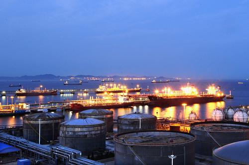 7月27日晚,油輪靠泊在大連石化公司碼頭。目前,中石油大連石化公司煉化生產(chǎn)已逐步恢復正常,因大連新港輸油管道爆炸事故停輸?shù)男麓缶€(新港至大連石化公司)一線原油管道管輸正以每天4萬余噸的輸量向大連石化供油,到7月27日晚已累計供油23萬余噸,大連石化公司原油庫存緊張狀態(tài)得到緩解。新華社發(fā)(馬誼東 攝)