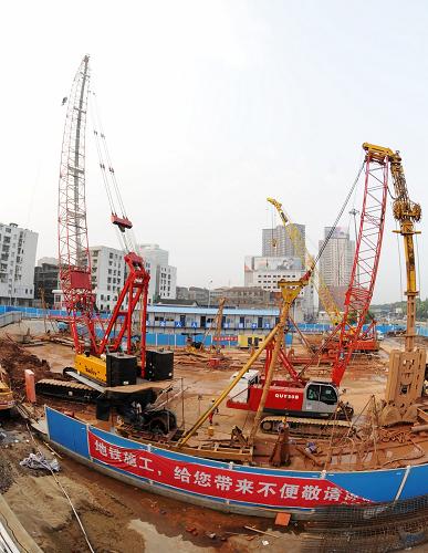 緊張施工中的長(zhǎng)沙地鐵2號(hào)線湘江中路站點(diǎn)(7月28日攝)。長(zhǎng)沙地鐵2號(hào)線近日開始全面加速建設(shè),并有望提前一年,即2013年10月全線建成通車。據(jù)介紹,總投資119億元、計(jì)劃建設(shè)工期為5年的長(zhǎng)沙市地鐵2號(hào)線于2009年9月28日開工建設(shè)。目前,長(zhǎng)沙地鐵2號(hào)線19個(gè)站點(diǎn)建設(shè)已全面開工,14支建設(shè)大軍正夜以繼日全力推進(jìn)各站點(diǎn)開工建設(shè)。新華社記者 龍弘濤 攝