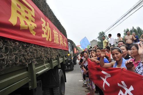 7月29日,湖北武漢蔡甸區(qū)洪北鄉(xiāng)村民夾道歡送圓滿完成筑堤任務(wù)后勝利返師的解放軍官兵。7月27日晚,接到赴蔡甸洪北大堤搶筑子堤命令的省軍區(qū)某舟橋旅700余名官兵緊急調(diào)集,連夜搶筑位于杜家臺分蓄洪區(qū)的通順河洪北大堤,確保人民群眾生命安全。新華社發(fā)(楊守權(quán) 攝)