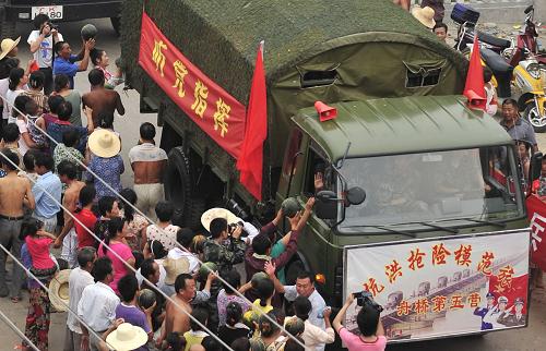 7月29日,湖北武漢蔡甸區(qū)洪北鄉(xiāng)村民夾道歡送圓滿完成筑堤任務(wù)后勝利返師的解放軍官兵。7月27日晚,接到赴蔡甸洪北大堤搶筑子堤命令的省軍區(qū)某舟橋旅700余名官兵緊急調(diào)集,連夜搶筑位于杜家臺分蓄洪區(qū)的通順河洪北大堤,確保人民群眾生命安全。新華社發(fā)(楊守權(quán) 攝)