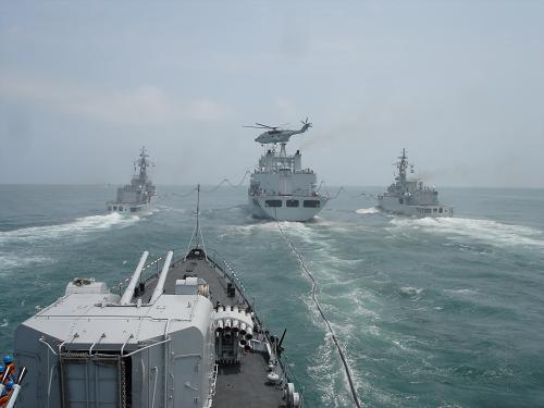 7月的東海,波濤洶涌。海軍東海艦隊某驅(qū)逐艦支隊在這里布兵演陣。導(dǎo)彈騰飛、艦炮噴焰……在數(shù)個晝夜里,官兵戰(zhàn)風(fēng)斗浪,圓滿完成了防空武器遠近結(jié)合連續(xù)抗導(dǎo)、艦艇編隊在復(fù)雜電磁環(huán)境下遂行遠程精確打擊和綜合防空反導(dǎo)等一批高難度課目訓(xùn)練任務(wù),使部隊一體化作戰(zhàn)能力得到大幅提高。自1949年組建以來,被譽為“海上王牌師”的這個支隊先后取得了解放一江山島等七戰(zhàn)七捷的輝煌戰(zhàn)績,創(chuàng)下了首次艦艇編隊出訪、首次赴海外參加聯(lián)合軍演等32項記錄,圓滿完成上百次戰(zhàn)備演習(xí)等重大任務(wù),連續(xù)12年被總部評為“軍事訓(xùn)練一級單位”。 這是三向同時補給訓(xùn)練(資料照片)。新華社稿(劉亞迅攝)